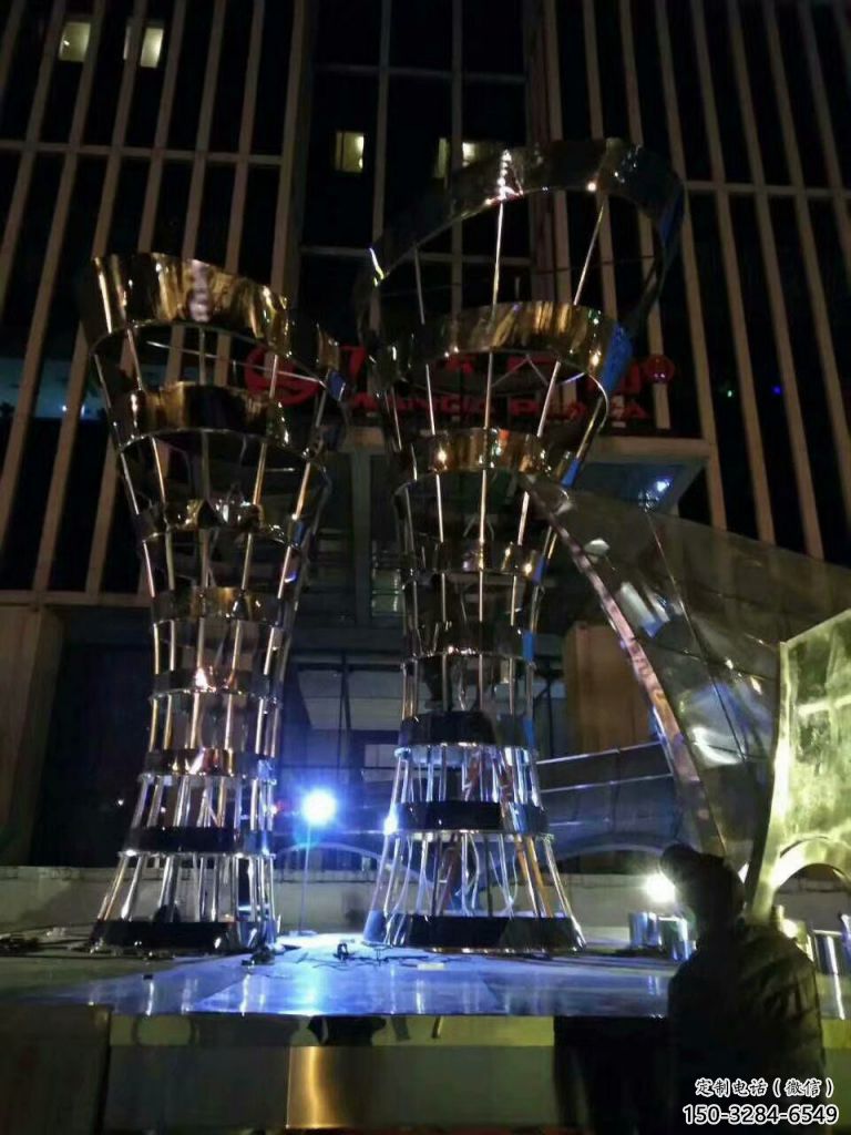 鏤空酒瓶雕塑廠家，公園不銹鋼酒瓶雕塑制作