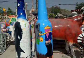 彩繪酒瓶雕塑廠家，公園玻璃鋼酒瓶雕塑制作