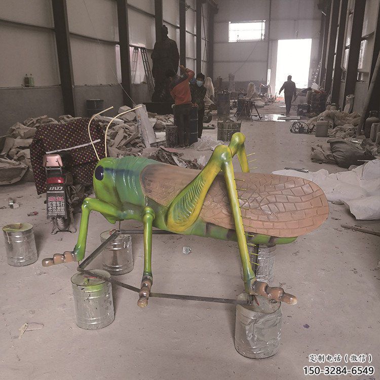 步行街蝗蟲雕塑，鑄銅昆蟲雕塑，彩繪效果