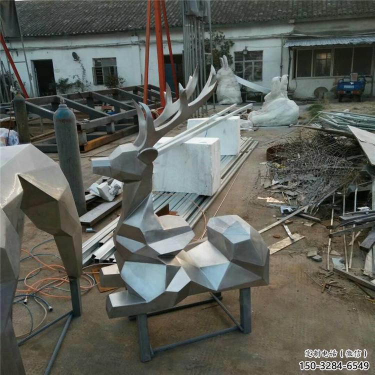公園小鹿雕塑定做，小區(qū)擺件，鏡面切面小鹿雕塑制作