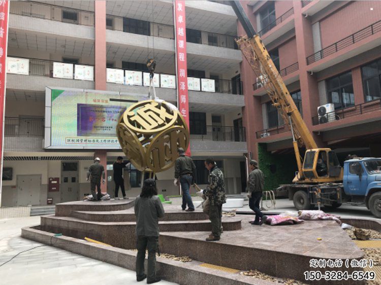 別墅區(qū)正方形雕塑