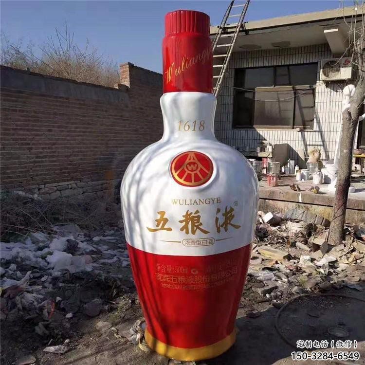 酒瓶雕塑選定，園林裝飾，大型玻璃鋼酒瓶雕塑公司