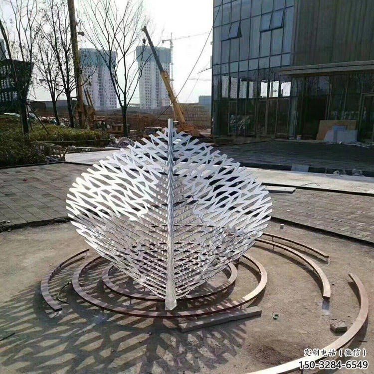 鏤空樹葉雕塑選用，陸地?cái)[件，鐵藝樹葉雕塑加工廠家