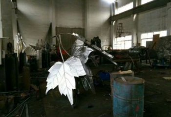 楓葉雕塑承接，城市裝飾，大型不銹鋼楓葉雕塑廠家