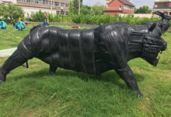 甘南輪胎牛雕塑承接，鍛造工藝，仿銅輪胎牛雕塑訂做