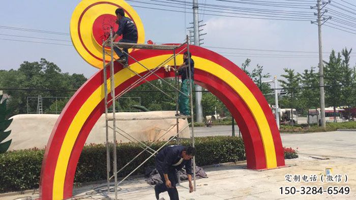 臨潼烤漆拱門(mén)雕塑，彩虹圖案設(shè)計(jì)，不銹鋼大門(mén)雕塑實(shí)景