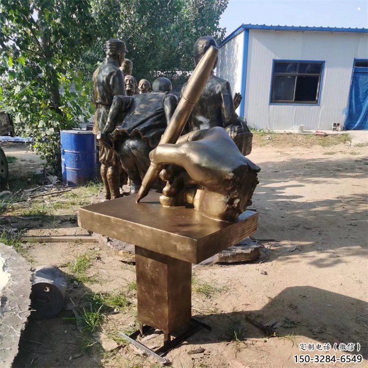 思茅手握鋼筆雕塑，街道標(biāo)識(shí)，玻璃鋼手握鋼筆雕塑廠家